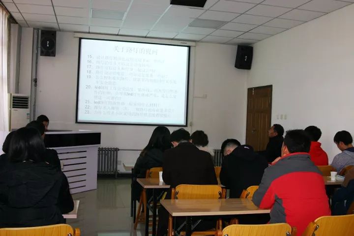 1526694135510257.jpg 韓總和河北美院實驗班師生就學(xué)生燈具設(shè)計時產(chǎn)生的問題展開問答.webp.jpg