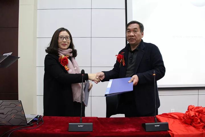 1526694656829356.jpg 005周文靜院長與韓占永董事長簽約合影.webp.jpg