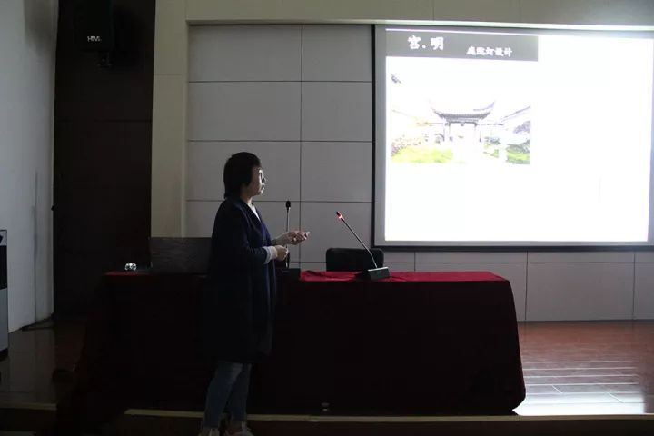 1526694691279794.jpg 009工業(yè)設計學院劉艷靈老師展示學生的燈具設計作品.webp.jpg